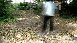 男子打扫房子花园区域的树叶的加速视频17秒视频