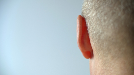 男性左耳靠近移动后视图人移动左耳人类听觉器官人体部分视频
