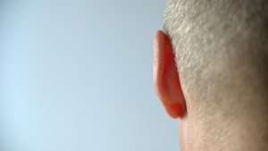 男性的左耳听觉器官12秒视频