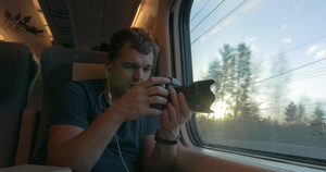 在火车上的男人拍摄镜头看着窗外的画面27秒视频