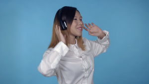 美丽的韩国女性使用耳机16秒视频