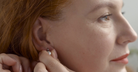 一位漂亮女人戴耳环的肖像视频