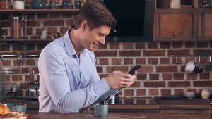 男人在家吃早餐用智能手机10秒视频