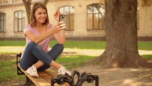 青年女子在大学附近手机聊天17秒视频