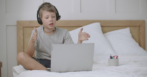 小男孩在网上用笔记本电脑与父母聊天13秒视频