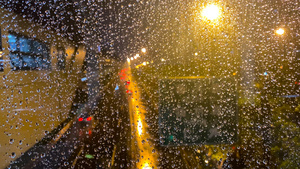 4K实拍晚上下雨雨水打在玻璃上17秒视频