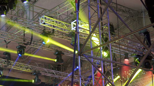 演出期间剧院舞台上的照明设备来自聚光灯的光线穿过烟雾视频