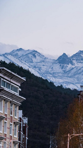 康定神牛与折多山雪山延时康定地标建筑视频