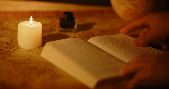 蜡烛照明翻书的手部特写视频