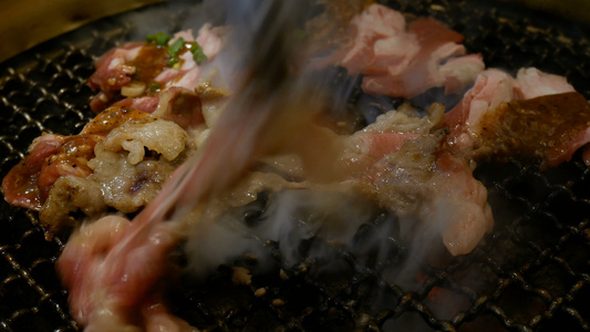 烤肉概念生牛肉烧烤和火烧炉灶木炭高定义视频