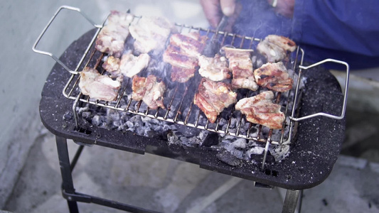 外面花园的烤肉烤肉烧烤为家庭午餐晚宴做饭慢动作视频