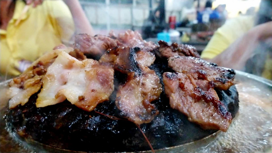 烤猪肉在锅子上烧着热和虾一起煮汤大量烟雾视频