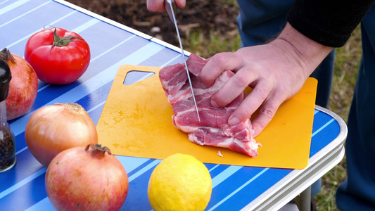 男人切肉为bbq视频