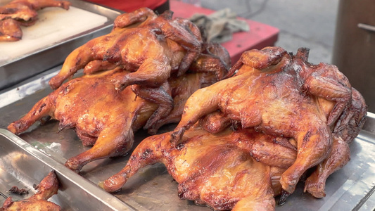在夜市和街上烤鸡肉黑马泰王国的西洋街饭视频