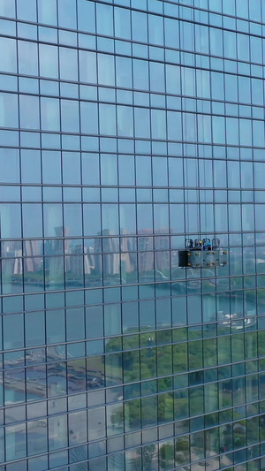 航拍城市高空作业人苏州中心70秒视频