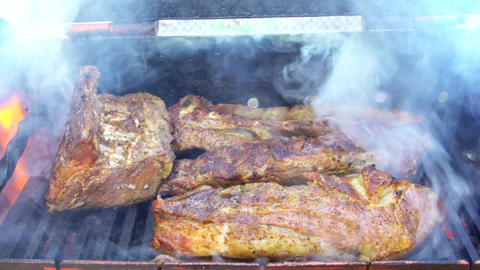 烤架上的烤排骨熏肉包裹在木炭烤架上烤烤红烧和轻烟视频