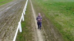 英俊的男性在雨下奔跑运动24秒视频