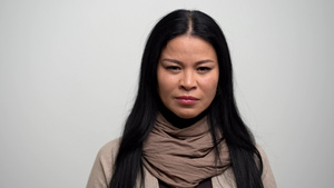 愤怒的亚洲女人的肖像她呼吸冷静下来14秒视频