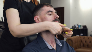 长胡子的男子在理发店按摩23秒视频