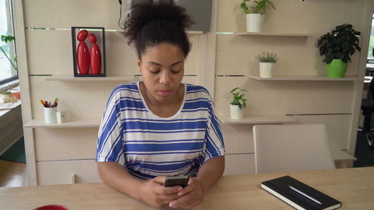 在智能手机上使用应用程序的混血种族妇女视频