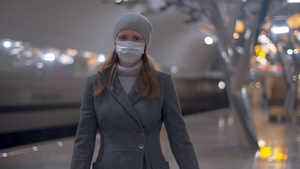 在地铁站行走时戴面罩的妇女16秒视频