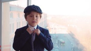 身着商业西装的年轻男孩肖像在商务办公室平整领带和帽子22秒视频