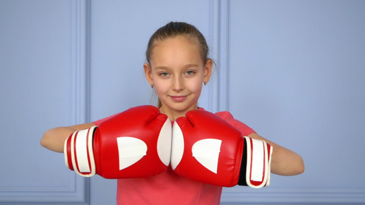 年轻女孩拳手在拳击手套上画肖像准备在环近u时战斗视频