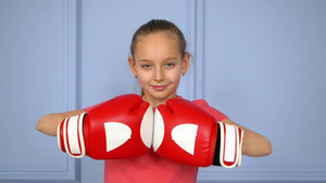 年轻女孩拳手在拳击手套上画肖像准备在环近u时战斗15秒视频