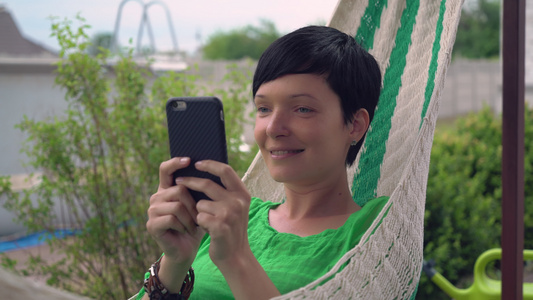 女性在露天的手机上传递信息视频