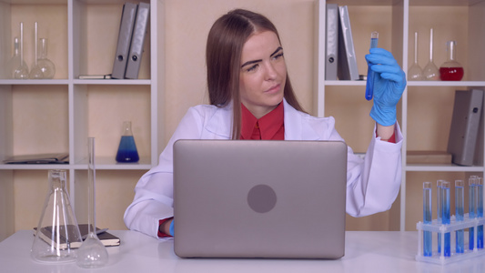 女性在实验室用液体工作视频
