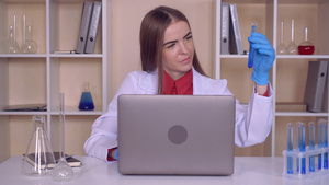 女性在实验室用液体工作14秒视频