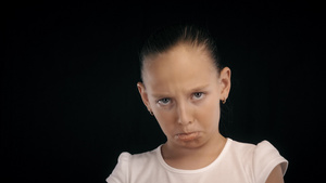 愤怒的十几岁女孩紧紧拳头在黑地上踢脚9秒视频