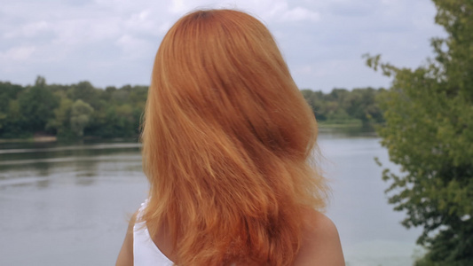 迷人的caucasian红发女人看镜头视频
