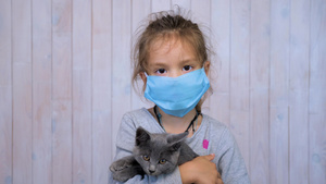 在家里带着小猫的孩子戴医用口罩5秒视频