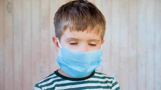 在和流感爆发期间在公共场所戴医用防护面罩的孩子的画像视频