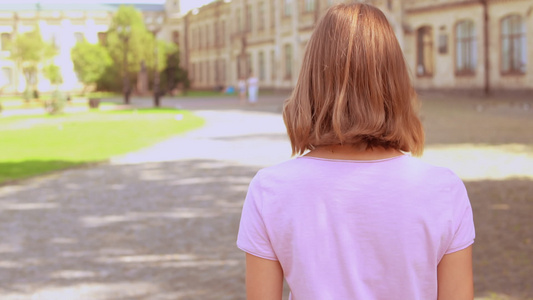 金发妇女走在大学附近视频