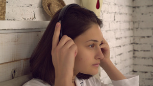 年轻女子戴着耳机听歌14秒视频