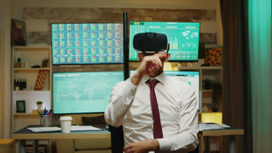 使用虚拟现实的男性股票市场经纪人18秒视频