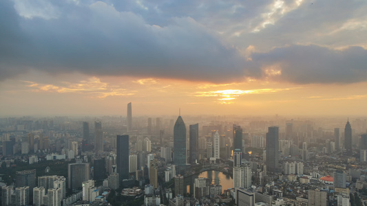 延时摄影风光城市晚霞夕阳落日金色余晖天空流动的云城市高空航拍素材视频