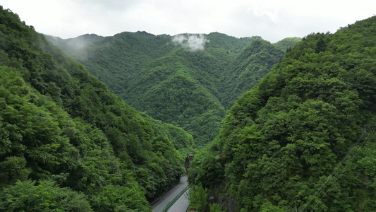 航拍雄伟大山自然风光视频