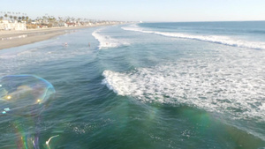 夏日在加利福尼亚州的海面吹肥皂泡泡8秒视频