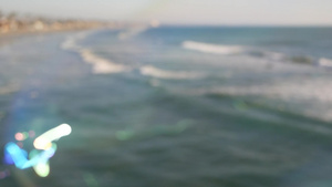 在加利福尼亚州的海洋码头吹肥皂泡夏日背景模糊创造性14秒视频