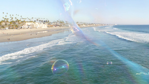 夏日在加利福尼亚州的海面吹肥皂泡泡15秒视频