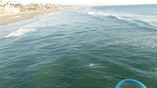 在加利福尼亚州的海洋码头吹肥皂泡夏日背景模糊创造性视频