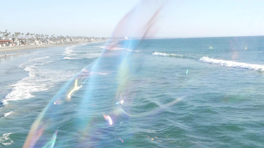 在加利福尼亚州的海洋码头吹肥皂泡夏日背景模糊创造性视频