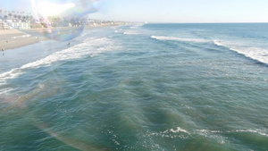 夏日在加利福尼亚州的海面吹肥皂泡泡12秒视频