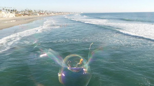 在加利福尼亚州的海洋码头吹肥皂泡夏日背景模糊创造性9秒视频