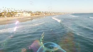 夏日在加利福尼亚州的海面吹肥皂泡泡12秒视频