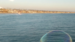 加利福尼亚码头上的肥皂泡模糊的夏季14秒视频