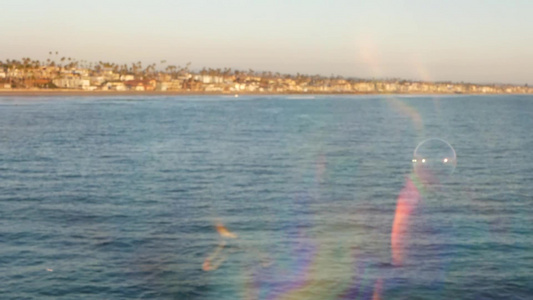 加利福尼亚码头上的肥皂泡模糊的夏季无缝环状背景创造性视频